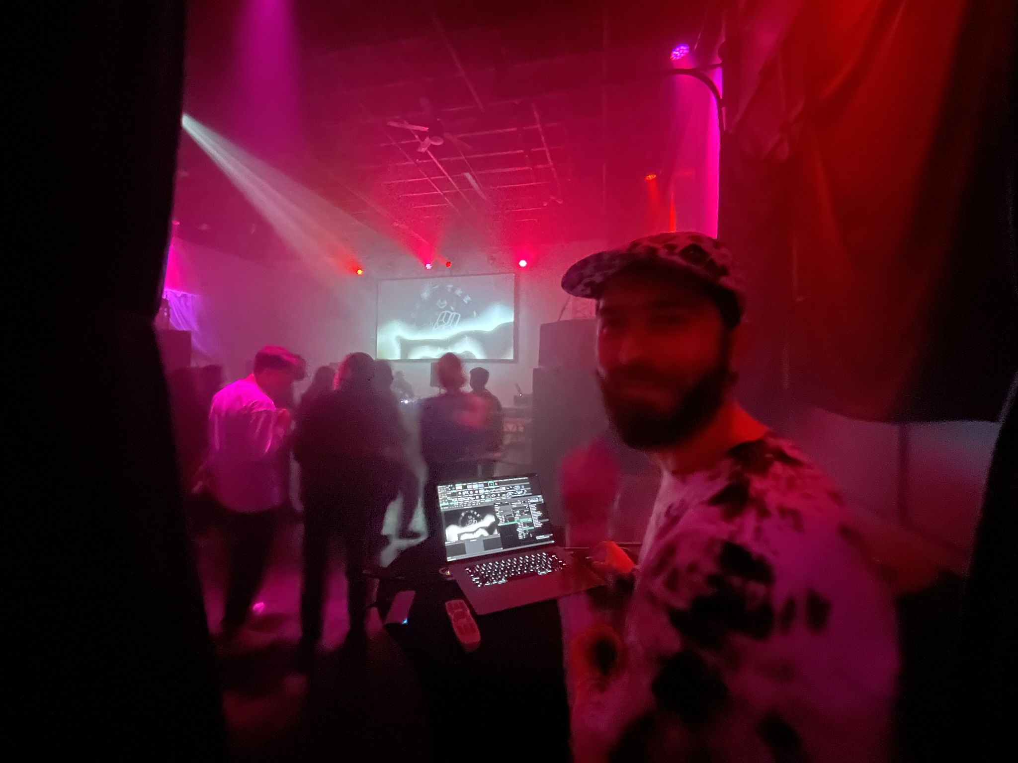 Joy Orbison & Ayesha - VJ’ing the projected wall, Vitalidad