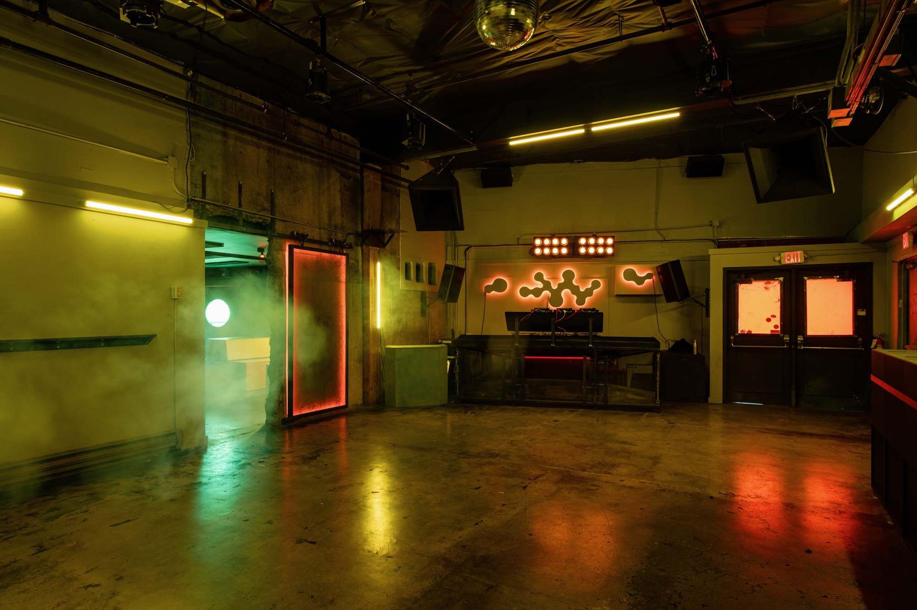 Process Nightclub - Dancefloor, fog + molecule wall relief